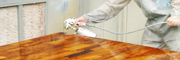 Lakken en spuiten van meubelen