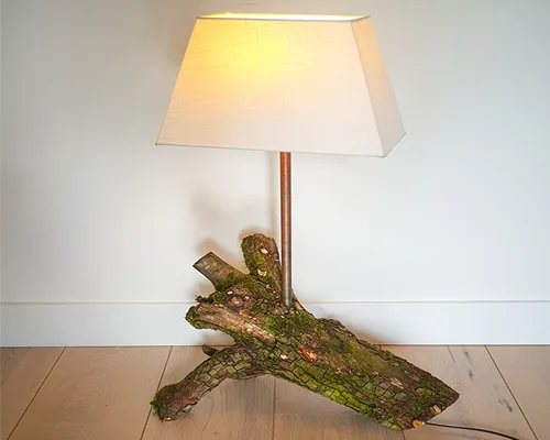 Staande schemerlamp uit hout en metaal